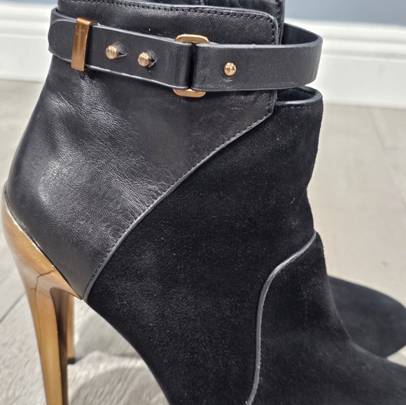 BCBGMAXAZRIA Leather Suede Gold Metal Heel Stem Stiletto Ankle Boots Black 8B - Picture 6 of 11